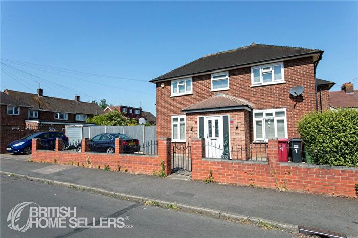 4 Bedroom Semi-Detached House For Sale In Fox Road, Slough, Berkshire, SL3