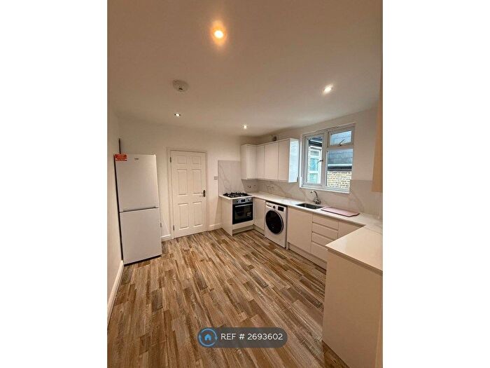 3 Bedroom Flat To Rent In Scotts Road, London, E10