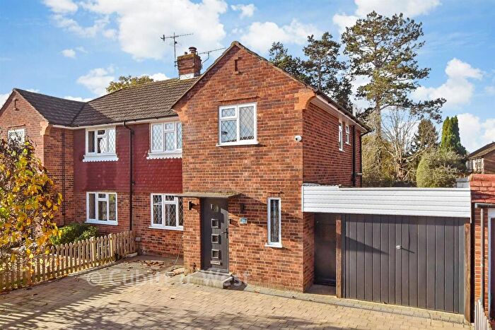 3 Bedroom Semi Detached House For Sale In Benhams Drive, Horley, Surrey, RH6