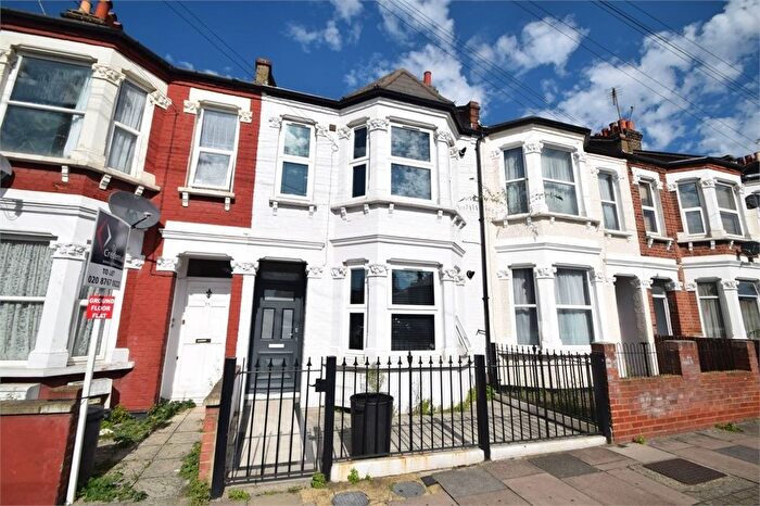 3 Bedroom Flat To Rent In Kellino Street, Tooting, SW17