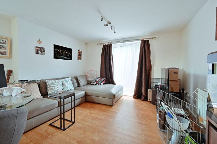 2 Bedroom Flat For Sale In Vale Road, Bushey, WD23