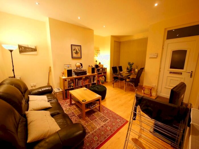 2 Bedroom Property To Rent In Knowle Road, Burley, Leeds, LS4