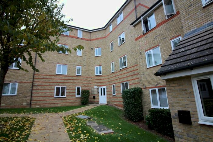 2 Bedroom Flat To Rent In Rookes Crescent, Chelmsford, CM1