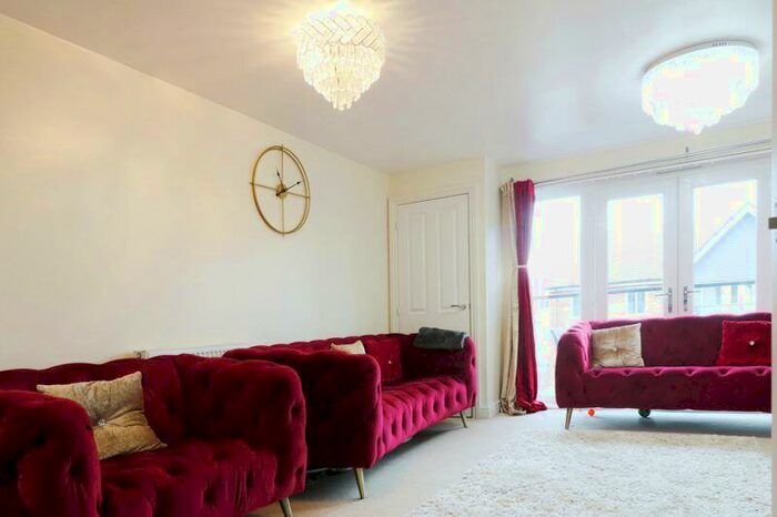 2 Bedroom Flat For Sale In Chadwick Road, Langley, SL3