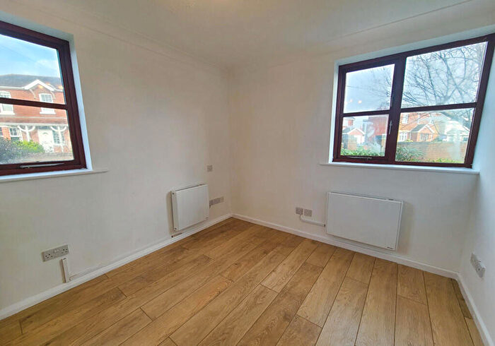 2 Bedroom Flat To Rent In Beaumont Road, Totton, SO40