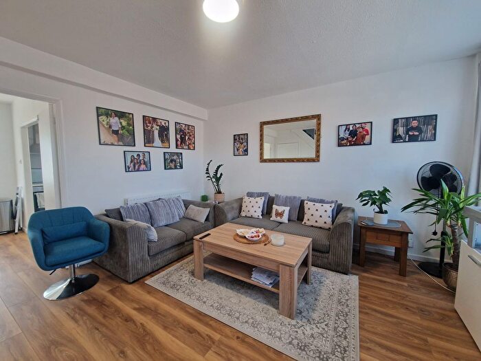 2 Bedroom Flat To Rent In Stratton Close, Hounslow, TW3