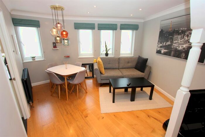 2 Bedroom Flat To Rent In Cork Square, Wapping, London, E1W