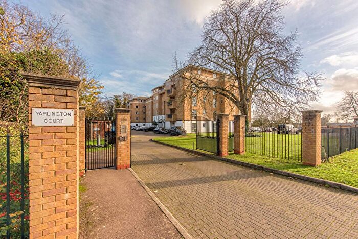 2 Bedroom Flat For Sale In Sparkford Gardens, Friern Barnet, London, N11