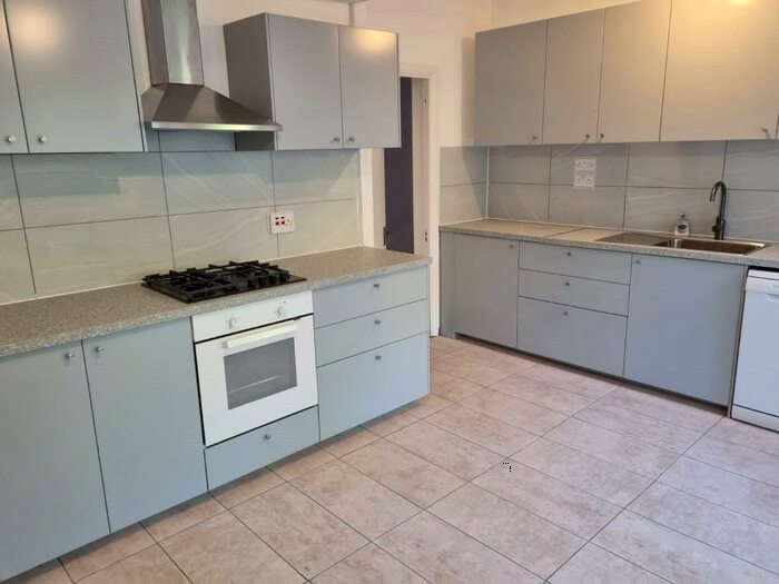 4 Bedroom Semi-Detached House To Rent In Ballards Way, South Croydon, Surrey, CR2