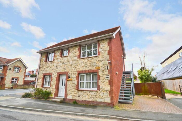 2 Bedroom Maisonette To Rent In Brookside Road, Freshwater, PO40