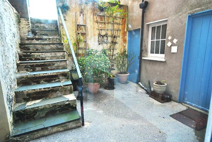 2 Bedroom Apartment To Rent In The Esplanade, Tenby, SA70