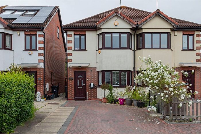 3 Bedroom Property For Sale In Elmcroft Avenue, Wanstead, E11