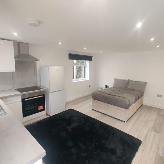 Studio To Rent In Golders Green Road, London, NW11