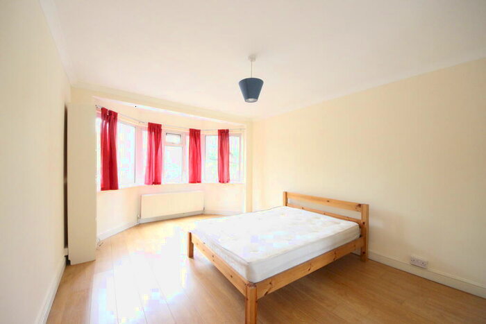 2 Bedroom Flat To Rent In Park Road, Kingston Upon Thames, KT2