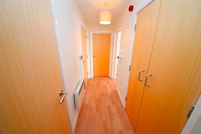 2 Bedroom Flat For Sale In Warren Street, Tenby, SA70