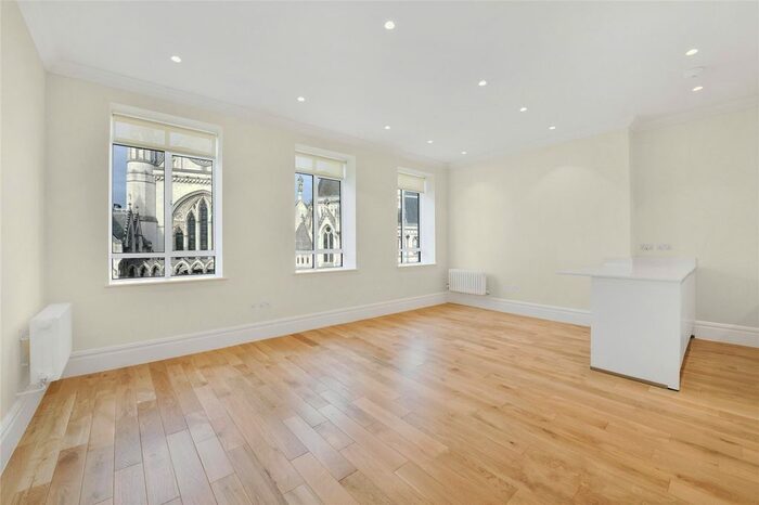 3 Bedroom Flat To Rent In Devereux Court, Strand, London, WC2R