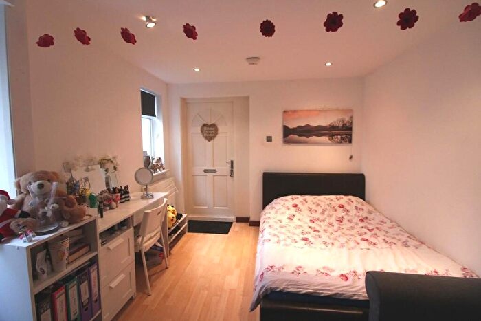 Studio To Rent In Berrylands Rd Surbiton, KT5