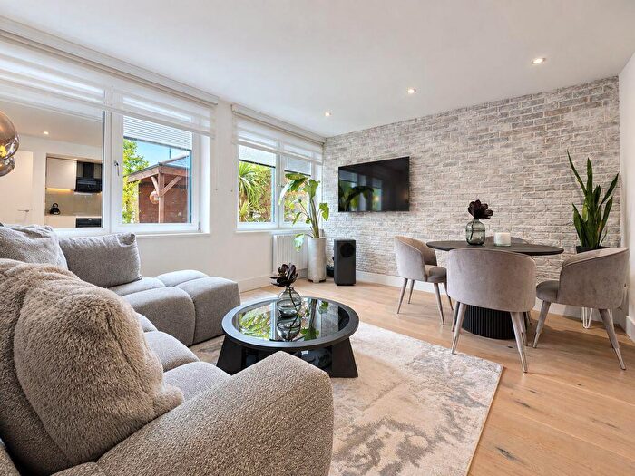 1 Bedroom Duplex For Sale In London Road, High Wycombe, HP11