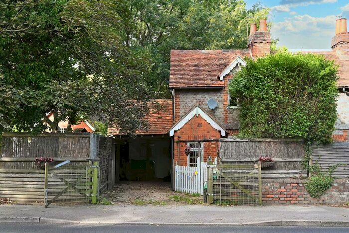 2 Bedroom End Of Terrace House For Sale In Bath Road Cottages, Bath Road, Hare Hatch, Reading, RG10