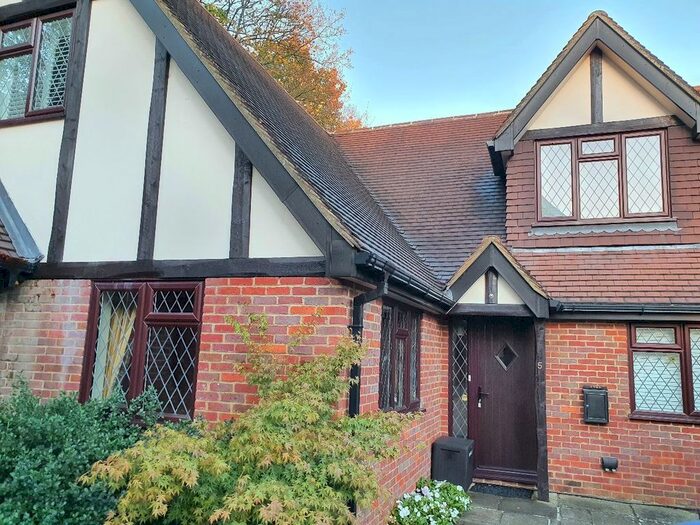 4 Bedroom Detached House To Rent In High Beeches Close, Purley, CR8