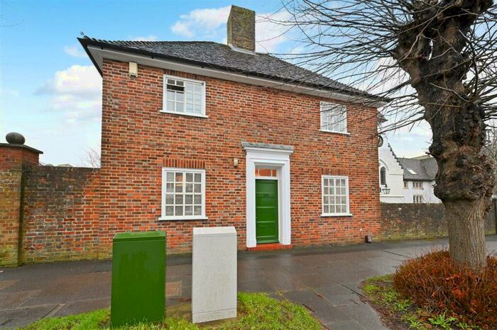 3 Bedroom Semi-Detached House To Rent In Broyle Road, Chichester, PO19