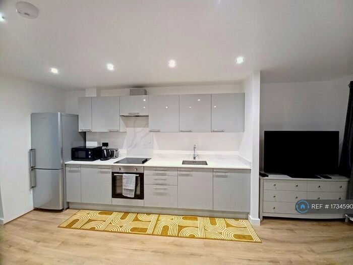 Studio To Rent In Connaught Close, Enfield, EN1