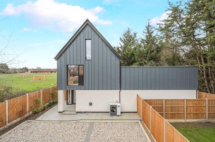 4 Bedroom Detached House For Sale In Kingfield, Woking, Surrey, GU22