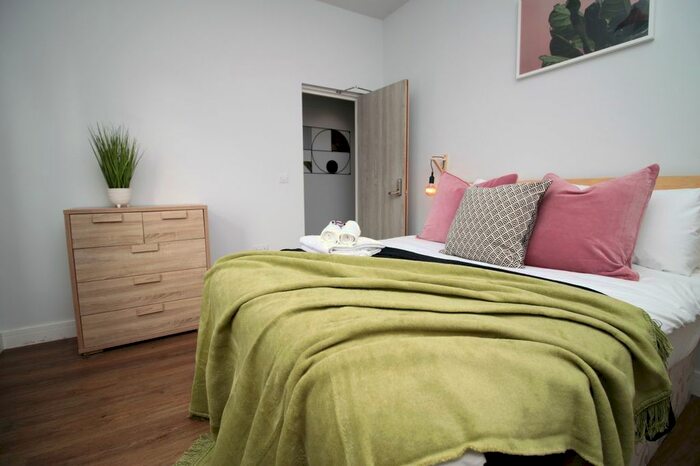4 Bedroom Flat To Rent In Bradley Street, Cardiff, CF24