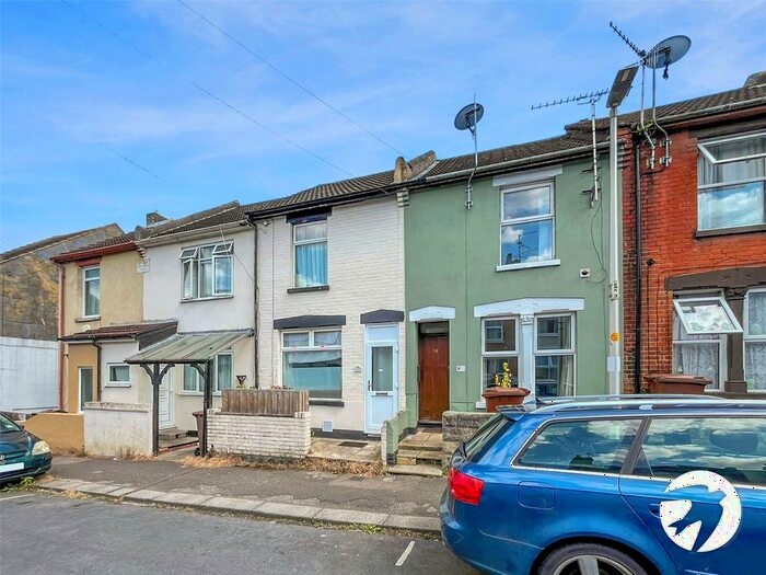 2 Bedroom Detached House To Rent In Edinburgh Road, Chatham, Kent, ME4