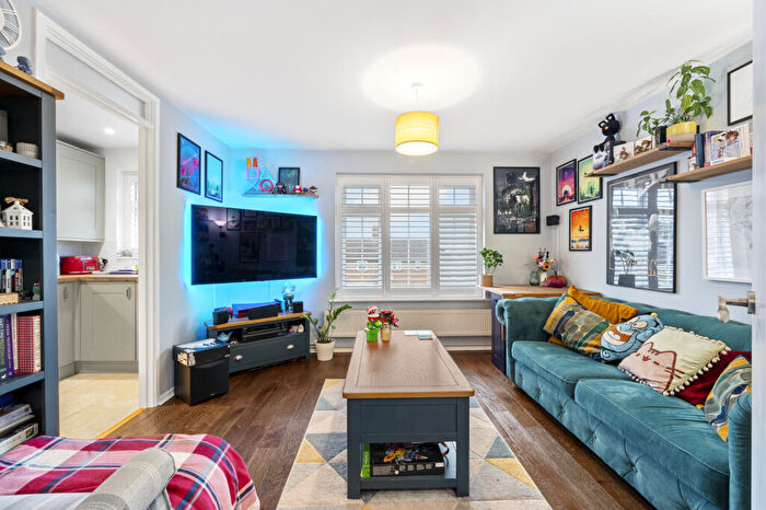 1 Bedroom Apartment For Sale In Minstrel Gardens, Surbiton, KT5