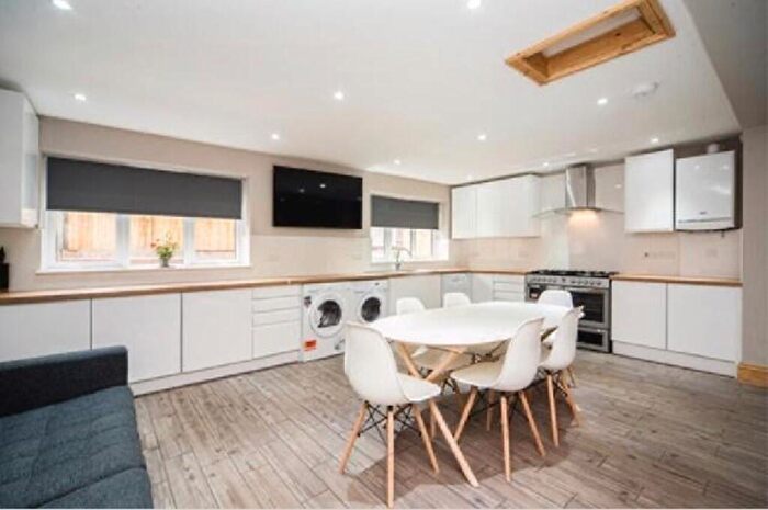 6 Bedroom Semi-Detached House To Rent In Rolleston Drive, The Park, NG7