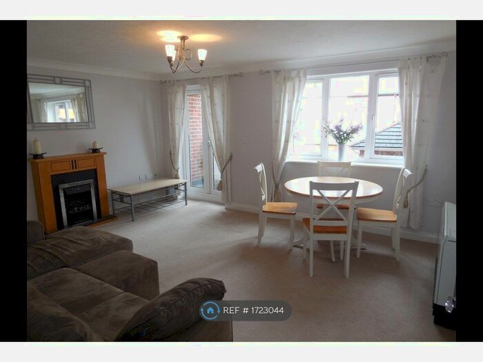 2 Bedroom Flat To Rent In Kings Oak Court, Reading, RG1