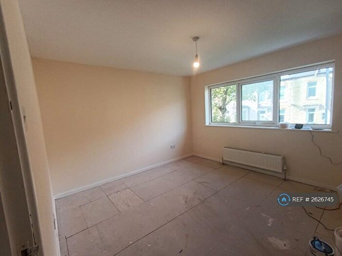 2 Bedroom End Of Terrace House To Rent In Concrete Street, Halifax, HX3
