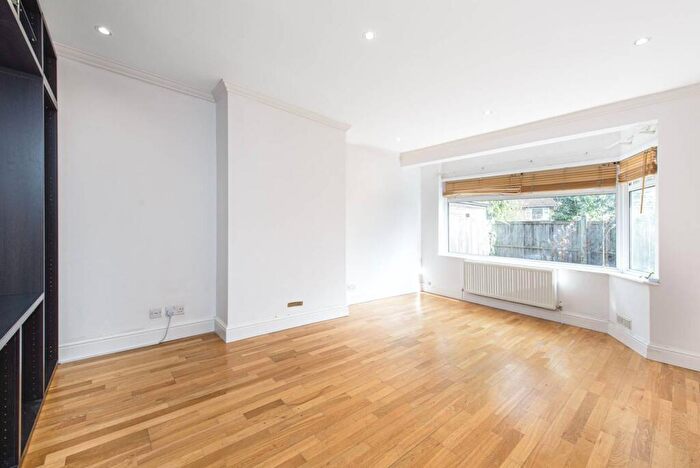 2 Bedroom Maisonette For Sale In Park Court, North Finchley, London, N12