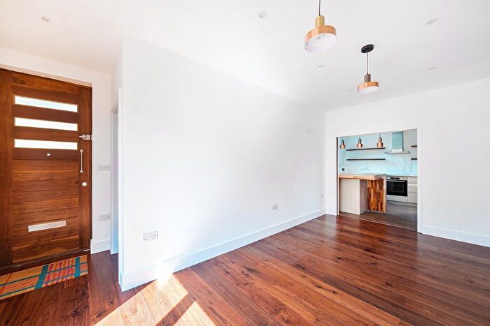 2 Bedroom Flat To Rent In Freshford Street, London, SW18