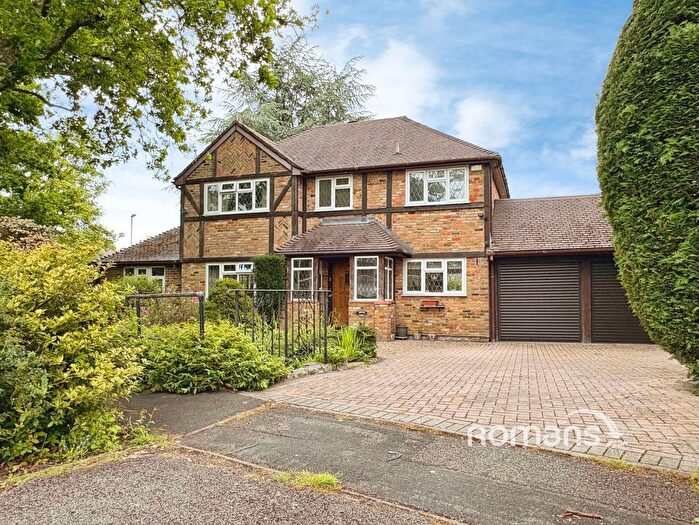 4 Bedroom Detached House For Sale In Crosby Gardens, Yateley, Hampshire, GU46