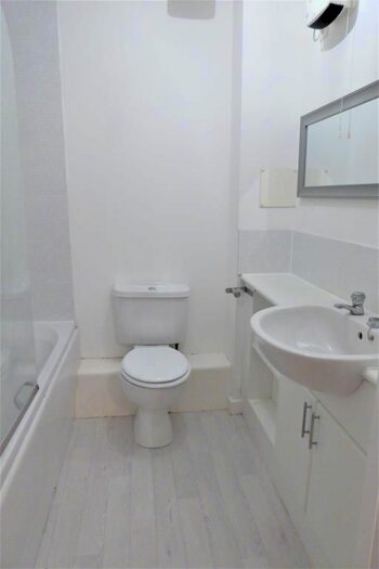 2 Bedroom Flat To Rent In Tullis Gardens, Bridgeton, Glasgow, G40