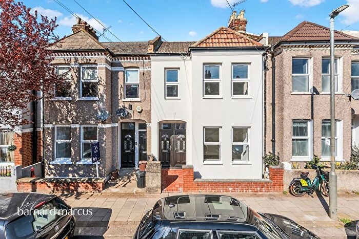 3 Bedroom Maisonette For Sale In Leverson Street, London, SW16