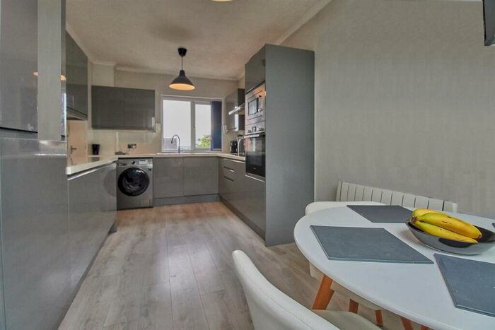 2 Bedroom Flat For Sale In Clifton Court, Hinckley, LE10