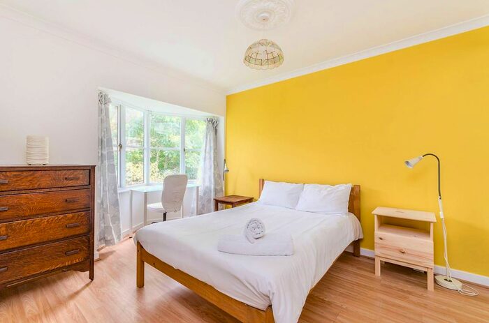 2 Bedroom Flat To Rent In Halley Gardens, Blackheath, London, SE13