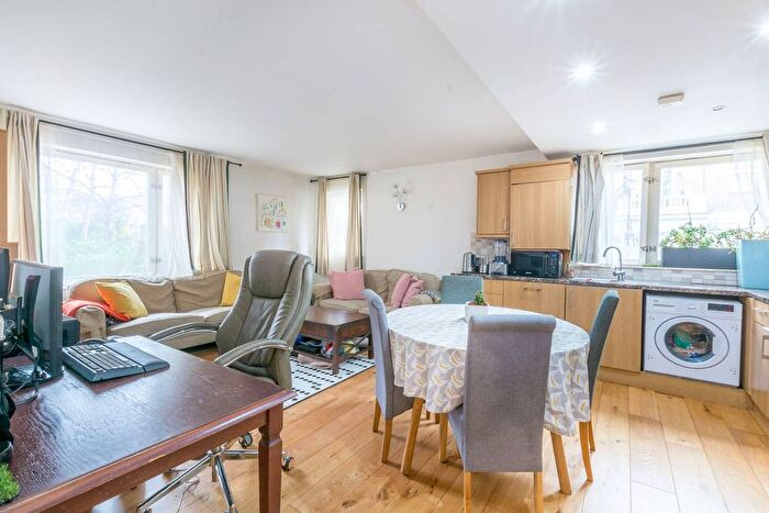 2 Bedroom Flat To Rent In Southwick Street, Hyde Park Estate, London, W2