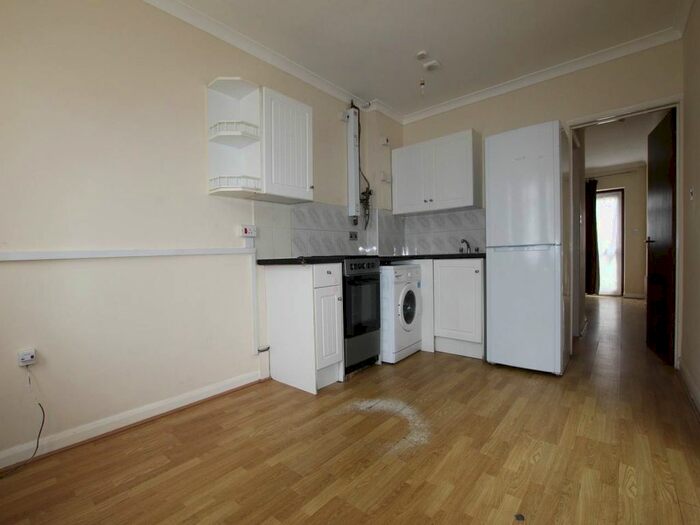 1 Bedroom Flat To Rent In Little Road, Hayes, Middlesex, UB3