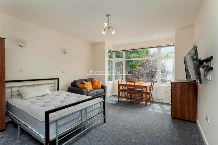 3 Bedroom Flat To Rent In Caledonian Road, London, N7