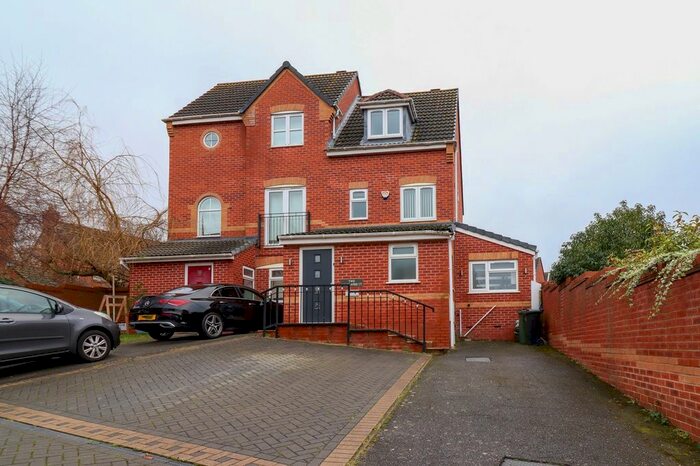4 Bedroom Semi-Detached House To Rent In Woodlands Court, Leicester, LE2