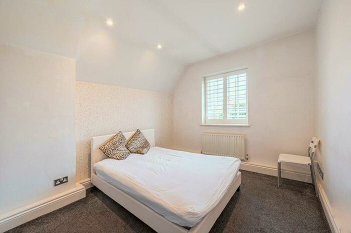 3 Bedroom Flat To Rent In Finchley Road, Temple Fortune, London, NW11