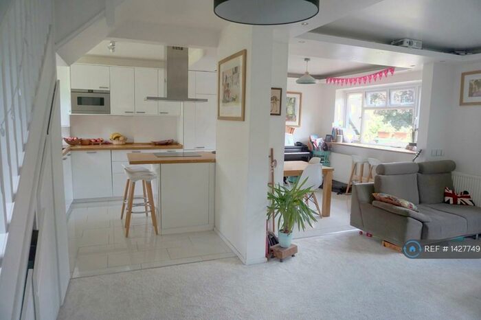 3 Bedroom Maisonette To Rent In Wellington, London, N8