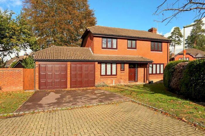 4 Bedroom Detached House To Rent In Cheylesmore Drive, Frimley, Surrey, GU16
