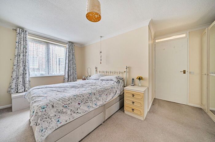 2 Bedroom Flat For Sale In Albion Street, Dunstable, Bedfordshire, LU6