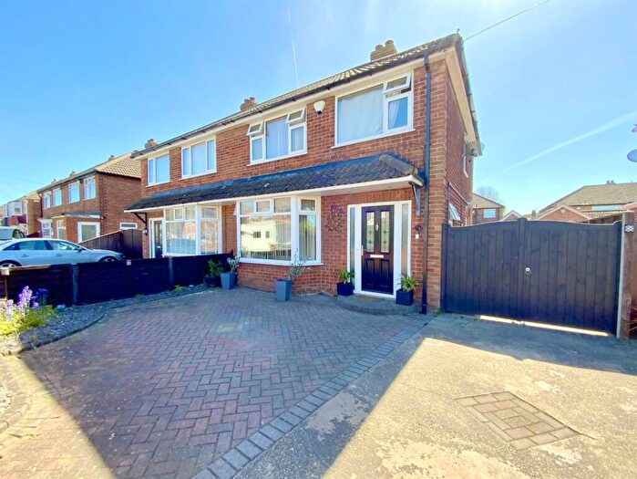 3 Bedroom Semi-Detached House For Sale In Brookfield Road, Grimsby, DN33