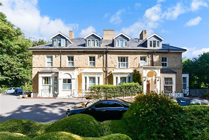 2 Bedroom Flat For Sale In Nutfield Road, Redhill, Surrey, RH1